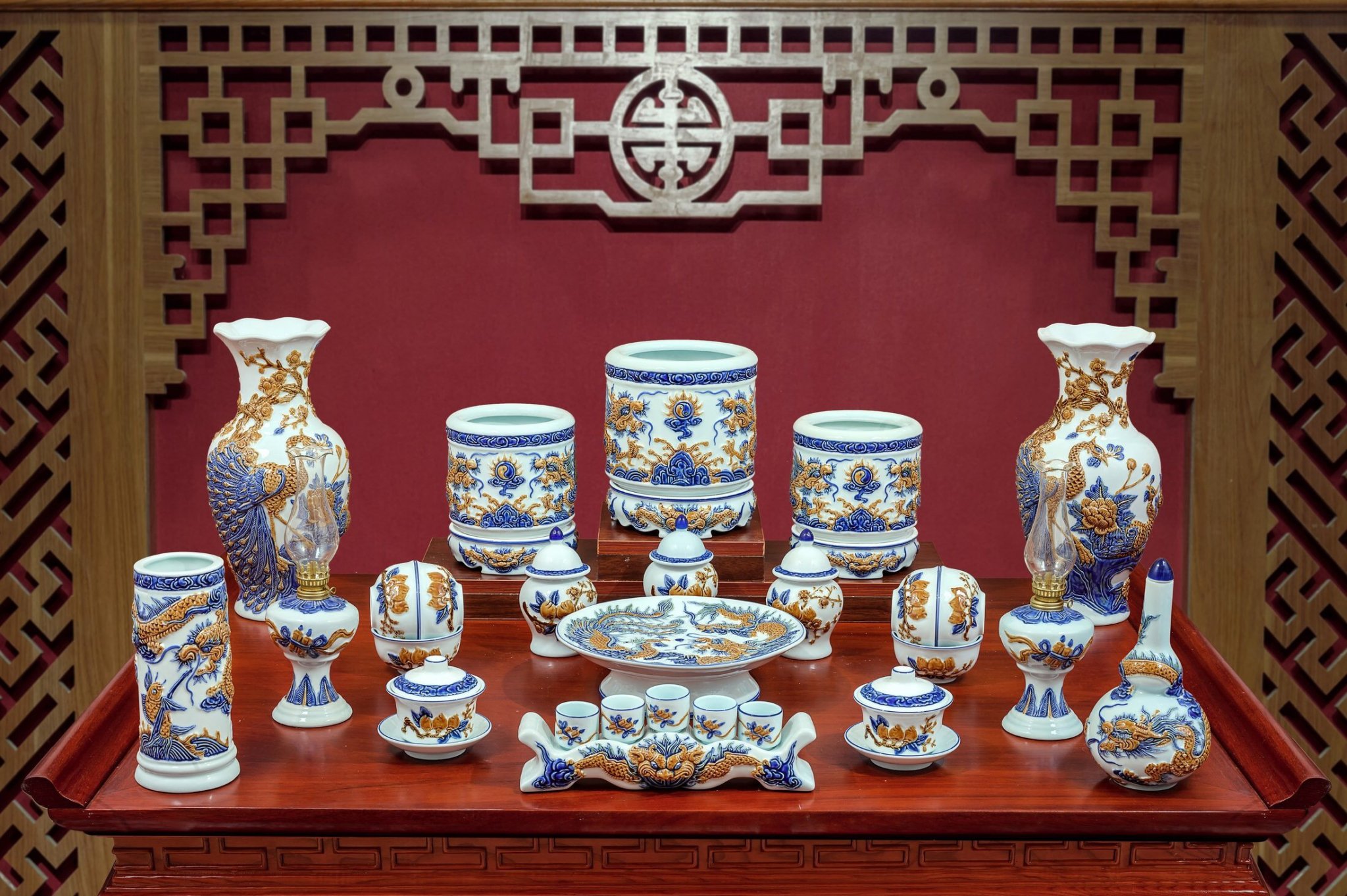 Bộ Đồ Thờ Gia Tiên Men Đất Trắng Đắp Nổi