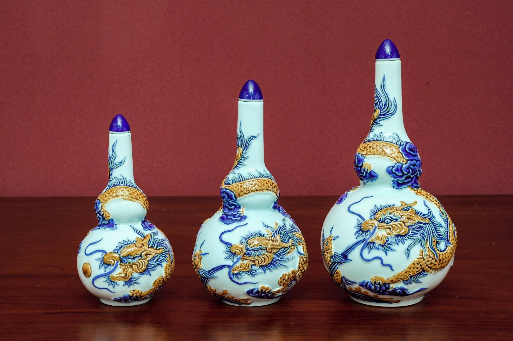 Nậm rượu rồng đất trắng men dạn nổi 20f