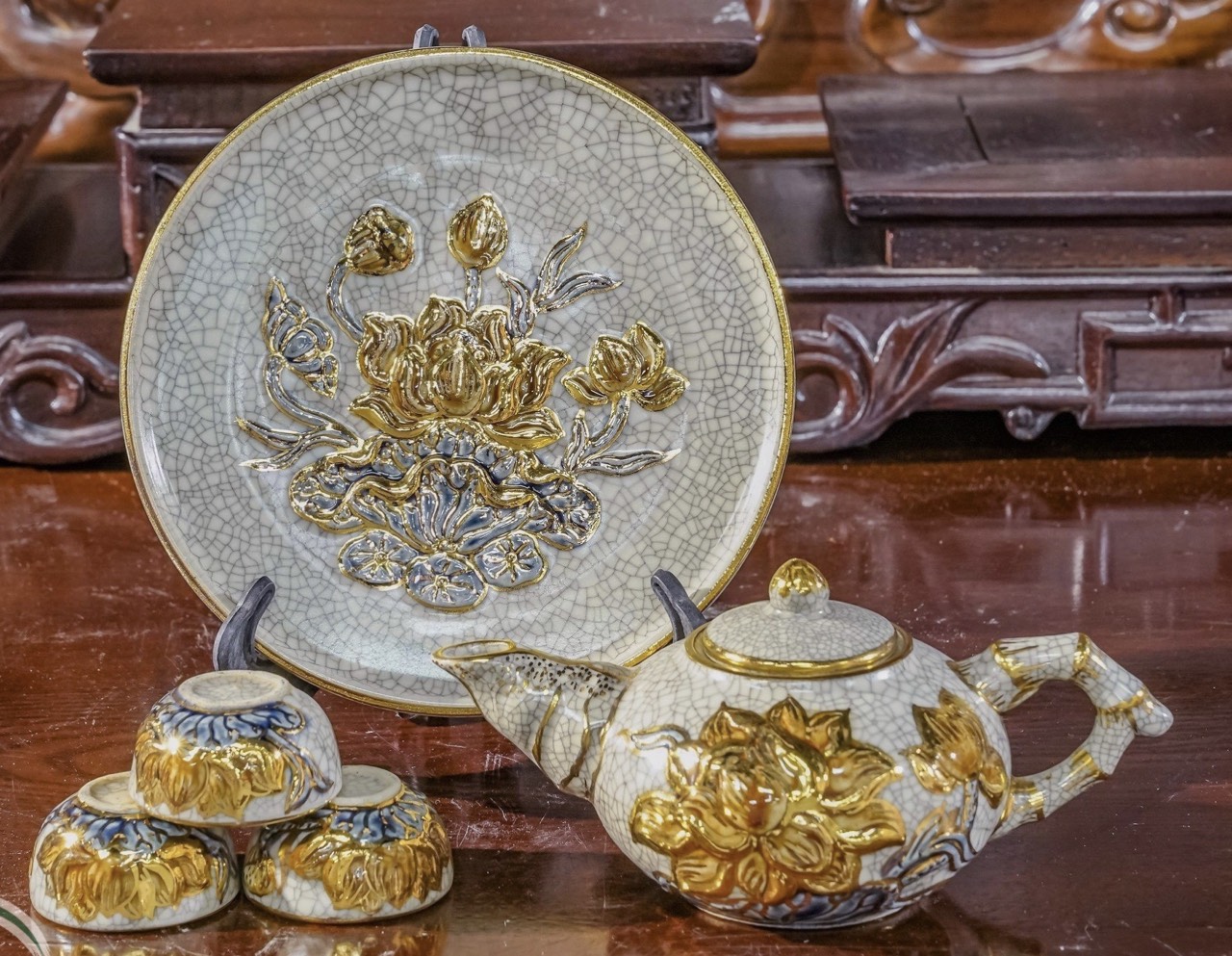 Ấm chén đào dạn nổi sen vẽ vàng