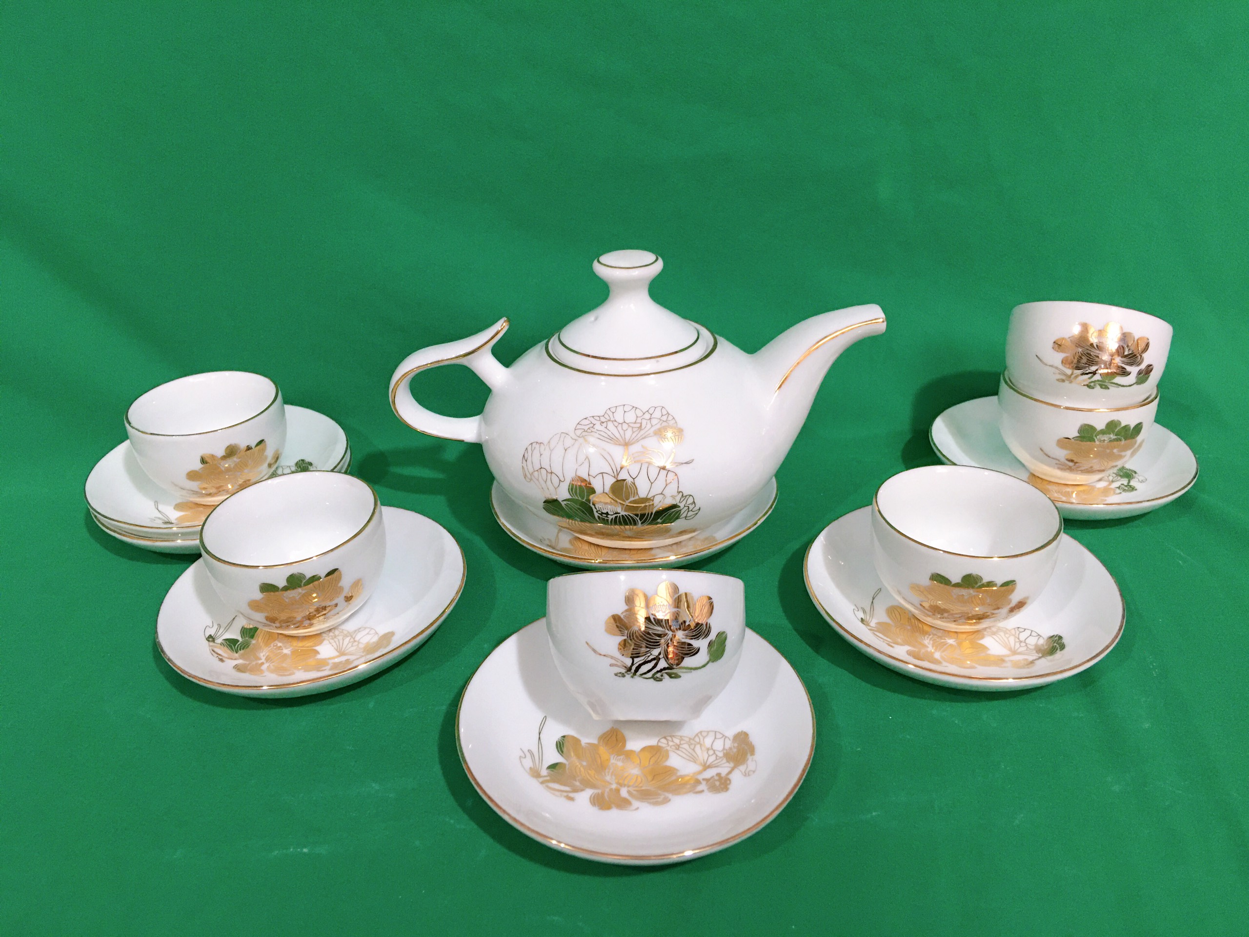 Bộ ấm chén dẹt sen vẽ vàng  Bát Tràng