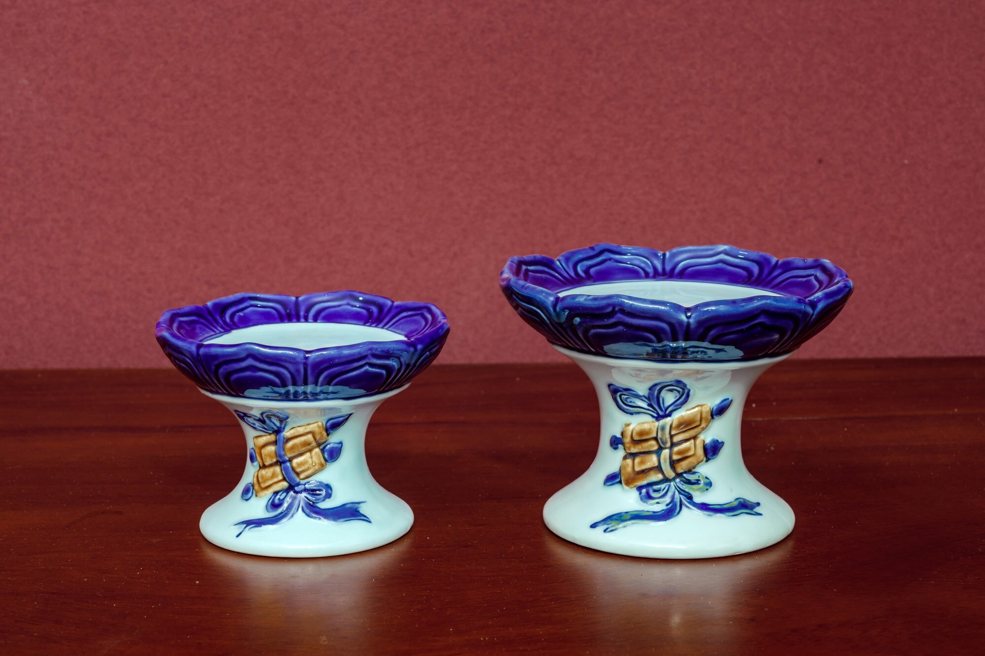 Chân nến cuốn thư men đất trắng dạn nổi S1