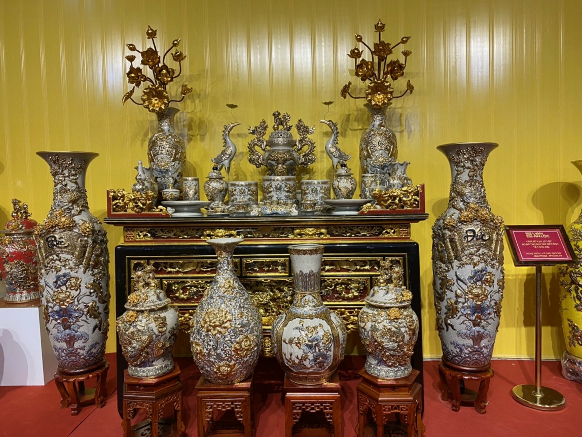 Bộ đồ thờ kẻ vàng men rạn cổ